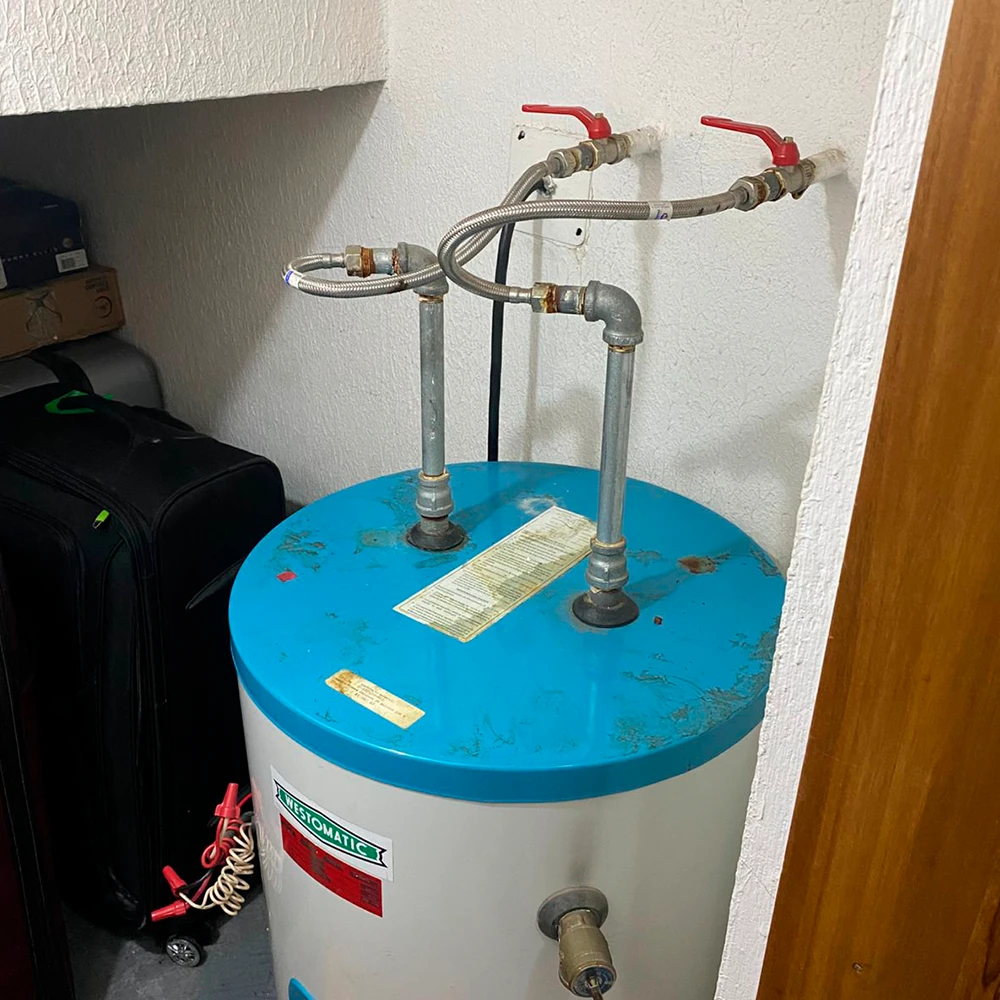 Fotgrafia de instalacion de manguera para calentadorpor el fontanero