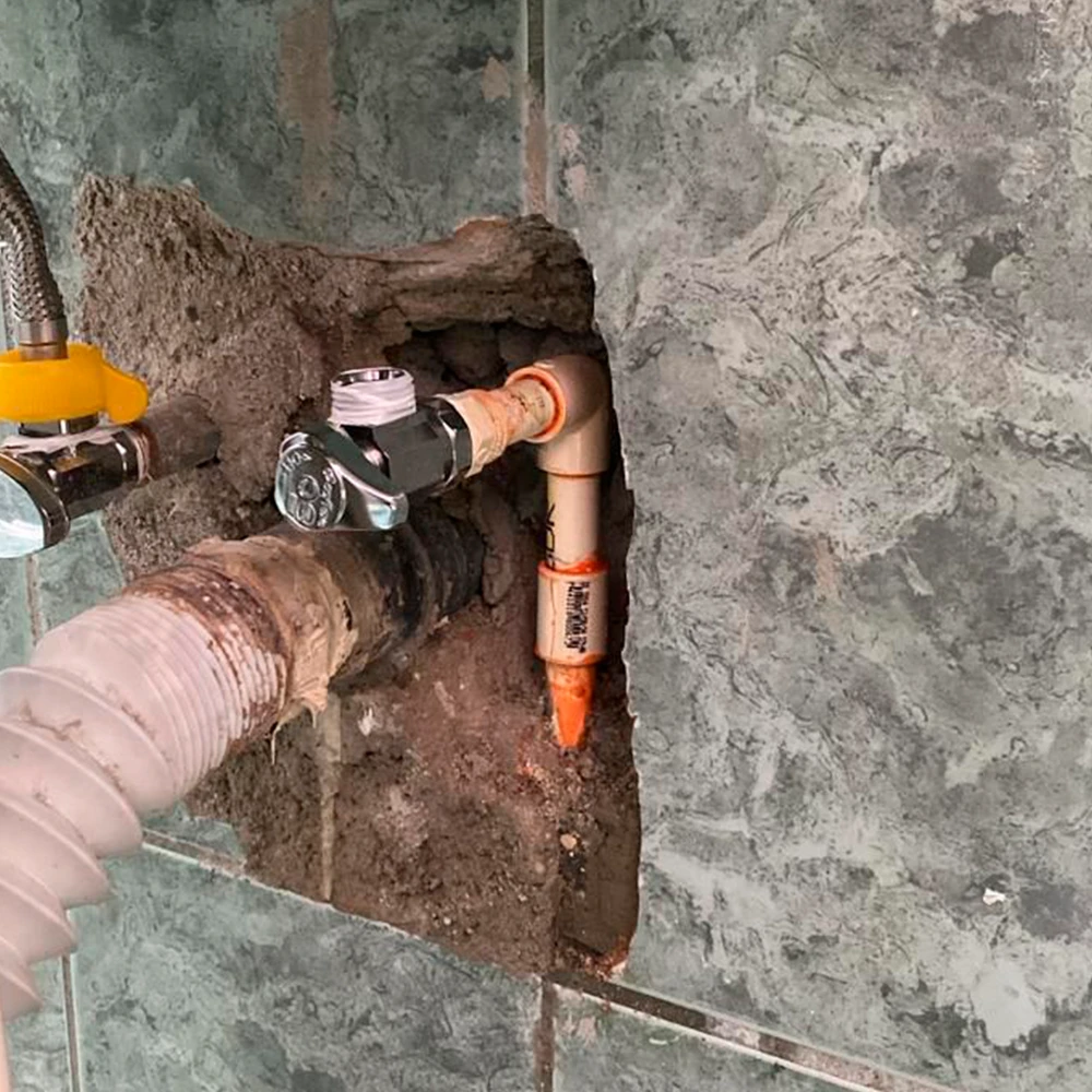 Fotografia de tubo reparado por el dontanero de un lavatorio copia